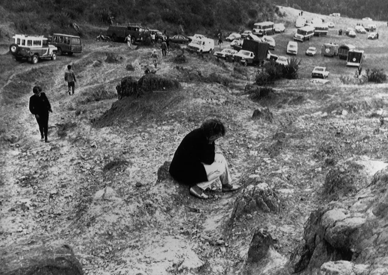 En la fotografía, una mujer llora después de pasar horas buscando el cuerpo de su esposo entre los escombros del avión. Escobar, líder del Cartel de Medellín y de 'Los Extraditables' había declarado la guerra contra todo el que promoviera la extradición. Sus atentados hicieron de esos meses 
<b>los más sangrientos de la historia del país sudamericano, </b>donde los coches bomba y los sicariatos se hacían cada día más comunes.