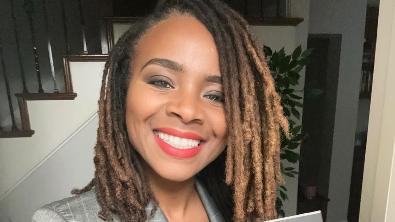 <b>DeSoto: Rachel Proctor gana la reelección </b>
<br>Rachel Proctor seguirá como alcaldesa de DeSoto, tras superar a cuatro contendientes.
<b>Proctor ha enfocado su gestión en la salud mental, la educación y el desarrollo juvenil.</b> En su mensaje de victoria, agradeció a los votantes por confiar en su liderazgo y prometió más recursos para las familias, con
<b>un enfoque inclusivo que contempla a la comunidad hispana.</b>
<br>
<b>📍 Lo que se viene:</b> un nuevo centro comunitario con servicios en español y talleres para padres de familia.