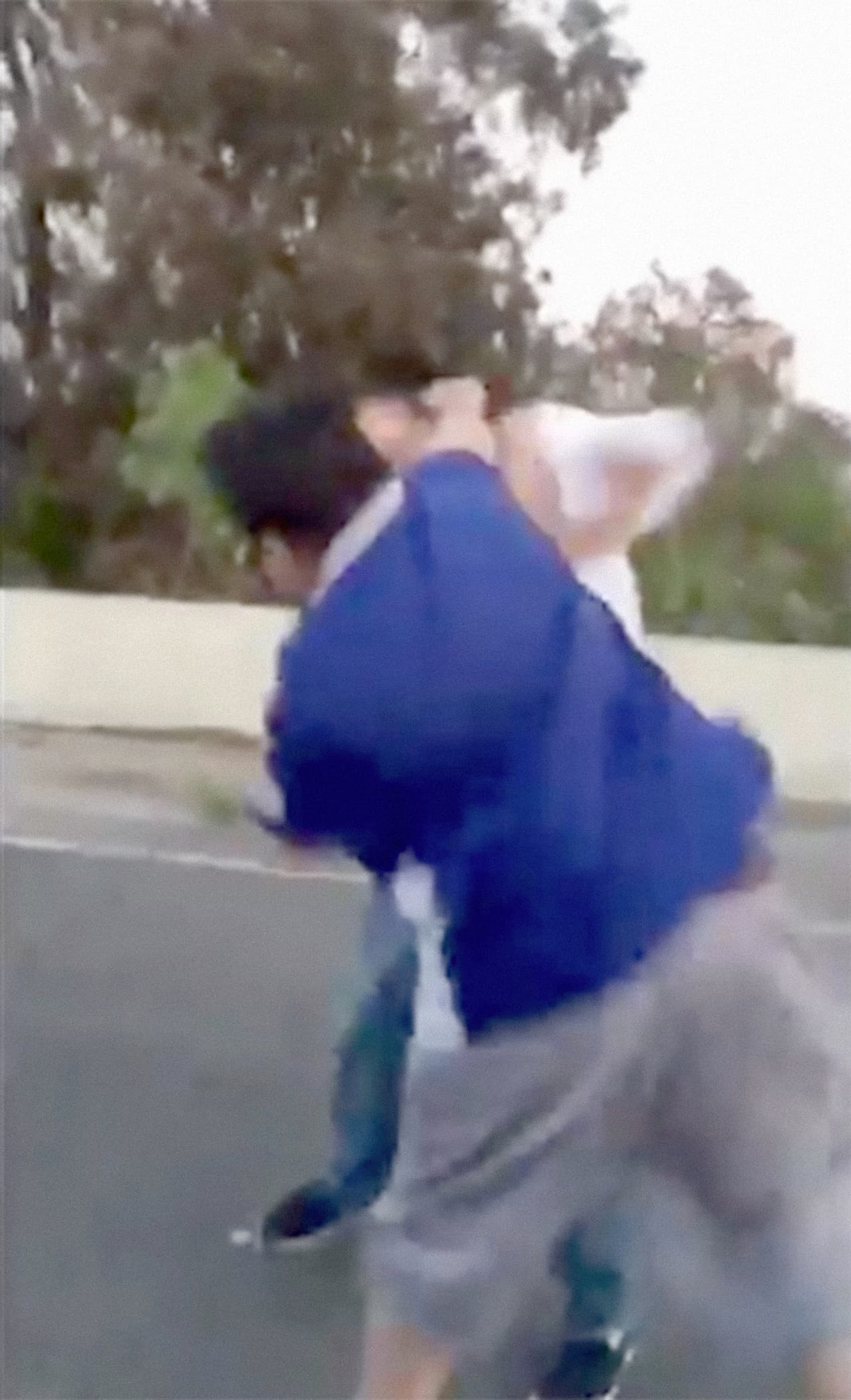 El hispano de camisa azul conecta varios golpes al hombre de camisa blanca.