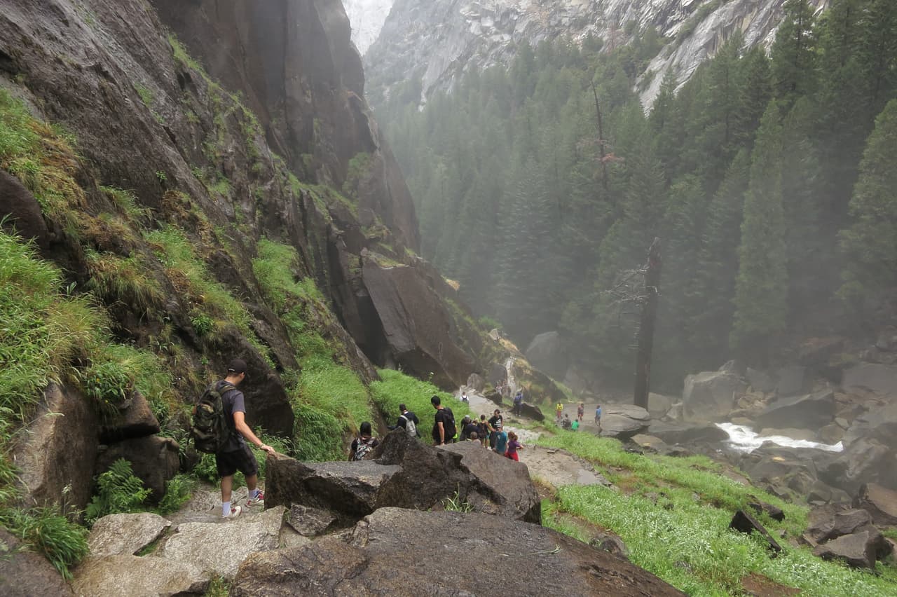 <b>Yosemite,</b> Sierra Nevada, CA
<br>El parque nacional de Yosemite, es conocido por sus cascadas y altas montañas pero dentro de sus casi 1,200 millas cuadradas podrás encontrar profundos valles, grandes praderas, secuoyas gigantes y gran diversidad de vida silvestre. Este parque es visitado por más de cuatro millones de personas cada año y la gran mayoría solo recorre una parte del valle de Yosemite. Además, en 1984 fue nombrado Patrimonio Mundial de la Humanidad.
<br>