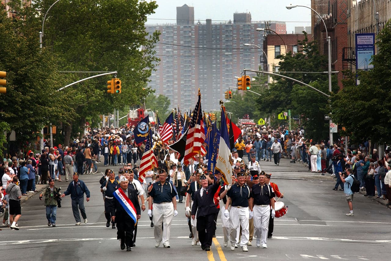 Desfile de Memorial Day en Brooklyn 
<br>
<br>
<b>Qué:</b> El Desfile del Día de Memorial Day de Brooklyn y el Desfile de Douglaston están entre los mejores desfiles de la ciudad en el feriado. Hay uno por la mañana y otro más tarde.
<br>
<b>Donde:</b> Arranca en 3rd Ave. y 77th St.
<br>
<b>Cuando:</b> 27 de Mayo