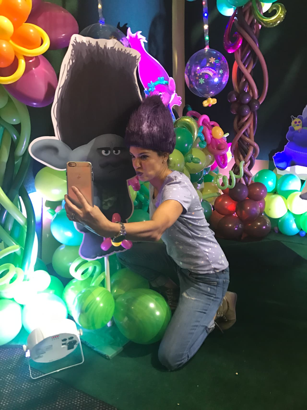 Parece que a Karla le encantó su look de 'Troll' enojado.