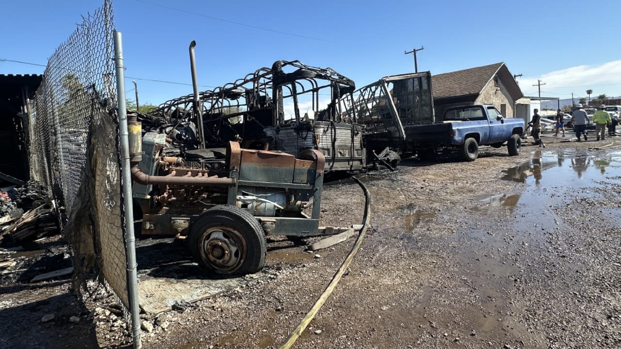 Rápidamente los bomberos establecieron un suministro de agua y mangueras hasta las casas móviles involucradas, y pudieron extinguir el fuego para evitar que se extendiera más. Dos fugas de gas tuvieron que ser controladas.
