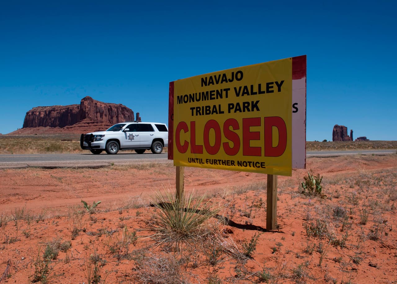 Un guardabosques de Navajo conduce fuera de la Nación por el Parque Tribal Monument Valley, que ha sido cerrado debido a la pandemia Covid-19. Monument Valley normalmente estaría lleno de turistas en esta época del año.