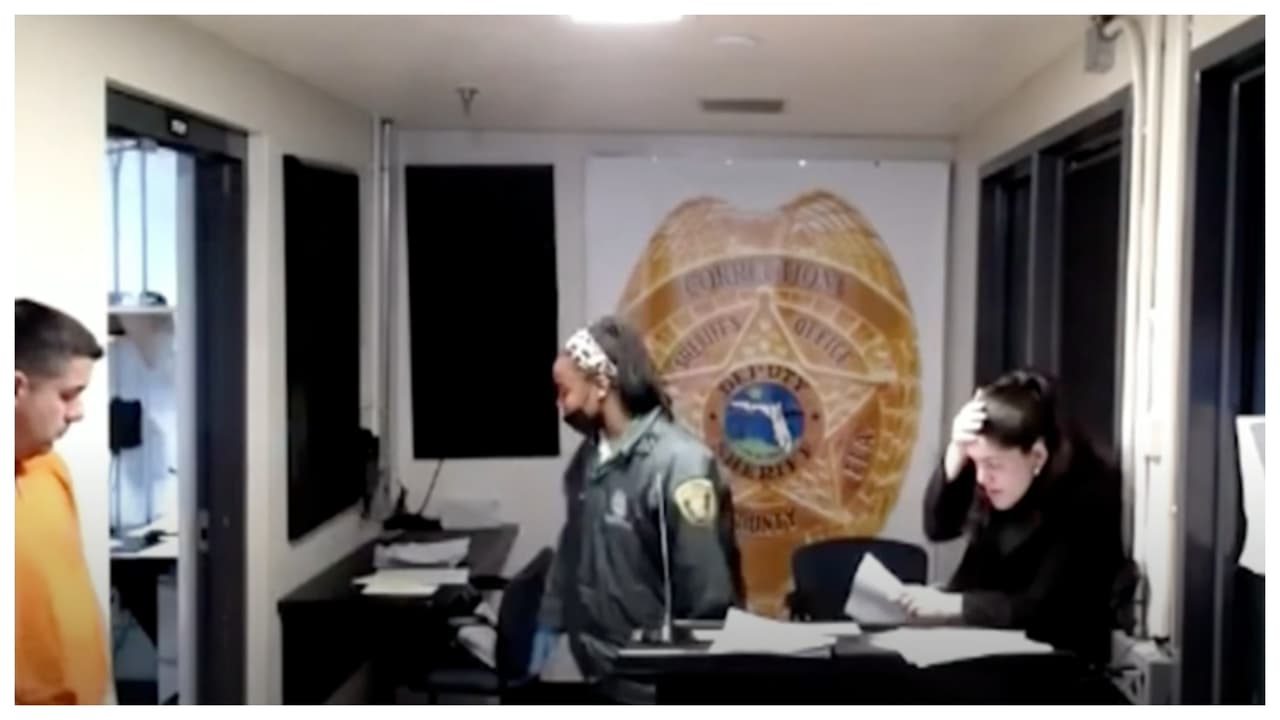 Recluso rompe de un cabezazo cristal de la corte de Miami-Dade
