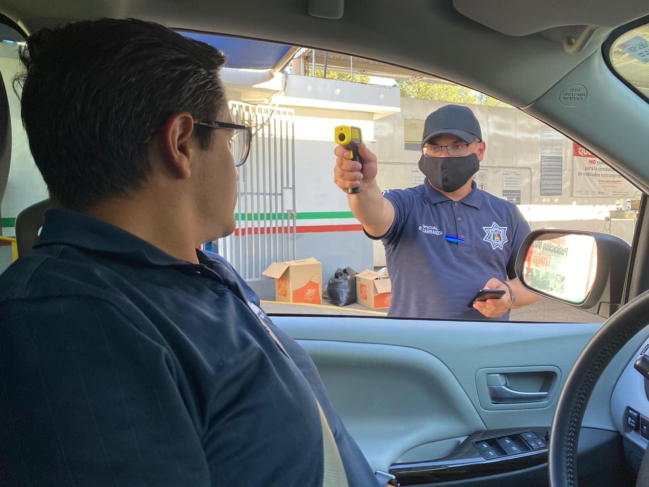 Aduanas en México toma la temperatura a quienes intentan ingresar al país.