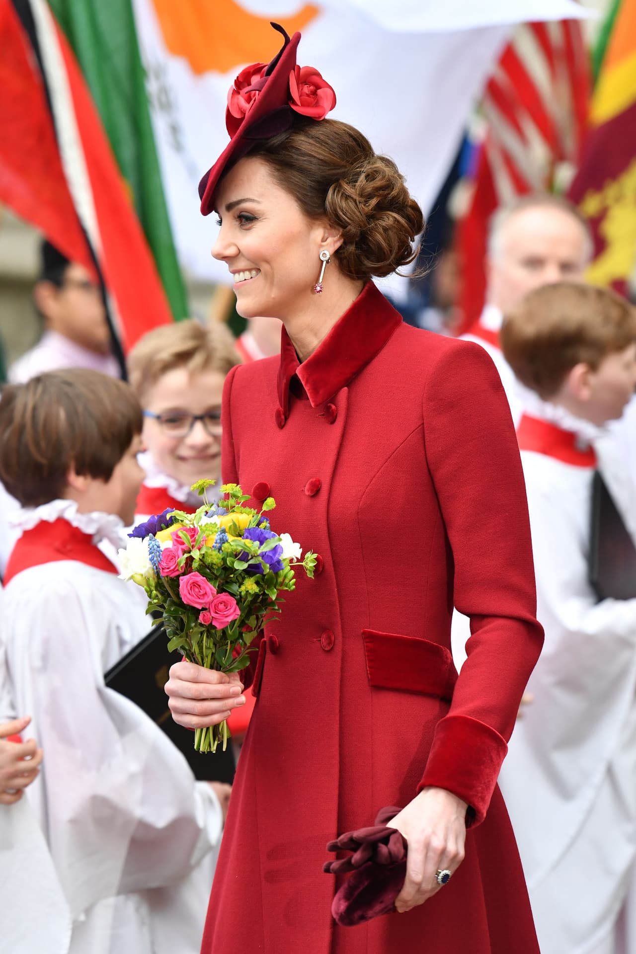 Según los informes recogidos por la versión británica de la revista 
<a href="https://www.hellomagazine.com/fashion/royal-style/2020031086046/kate-middleton-ruby-earrings-commonwealth-day/" target="_blank">¡Hola!</a>, las joyas fueron un regalo de bodas para Middleton que recibió de una desconocida simpatizante. El 
<a href="https://www.dailymail.co.uk/femail/article-8095025/Kate-Middletons-new-jewels-Duchess-Cambridge-debuted-TWO-pairs-earrings.html" target="_blank">Daily Mail</a> informó que el set es conocido como Mouawad Ruby y Diamond Demi-Parure.