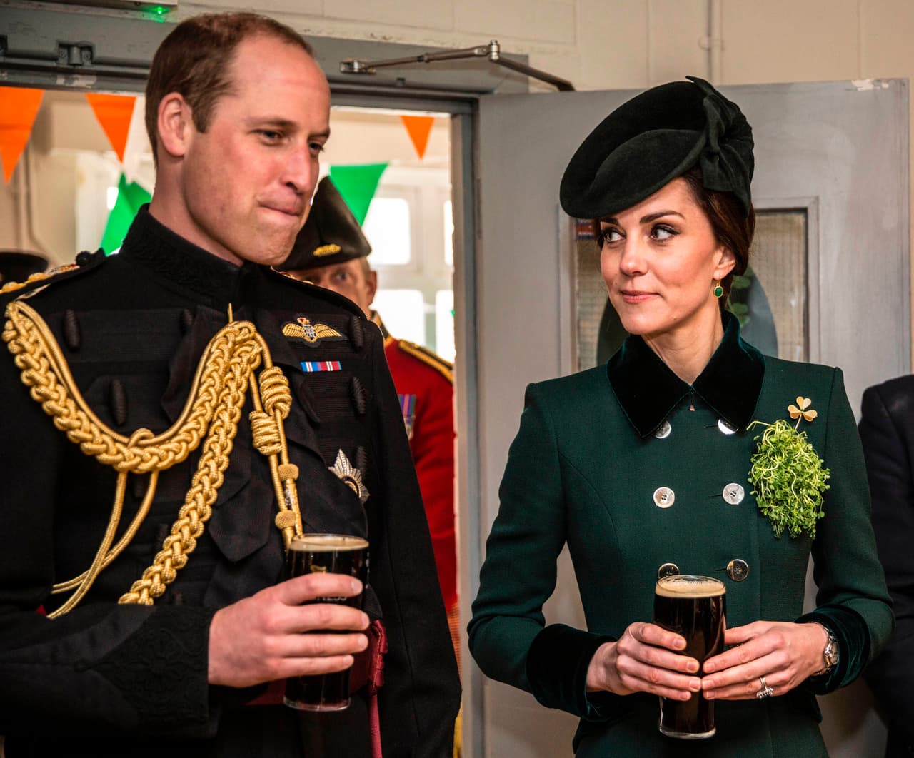 "Su pelvis está rota y ambos brazos están rotos, y su pierna está rota. La otra cosa que 
<b>es más peligrosa es la lesión en su cabeza</b>, y el hospital está preocupado por esto", dijo un hermano de Irene que de acuerdo a Daily Mail, pidió no ser identificado.