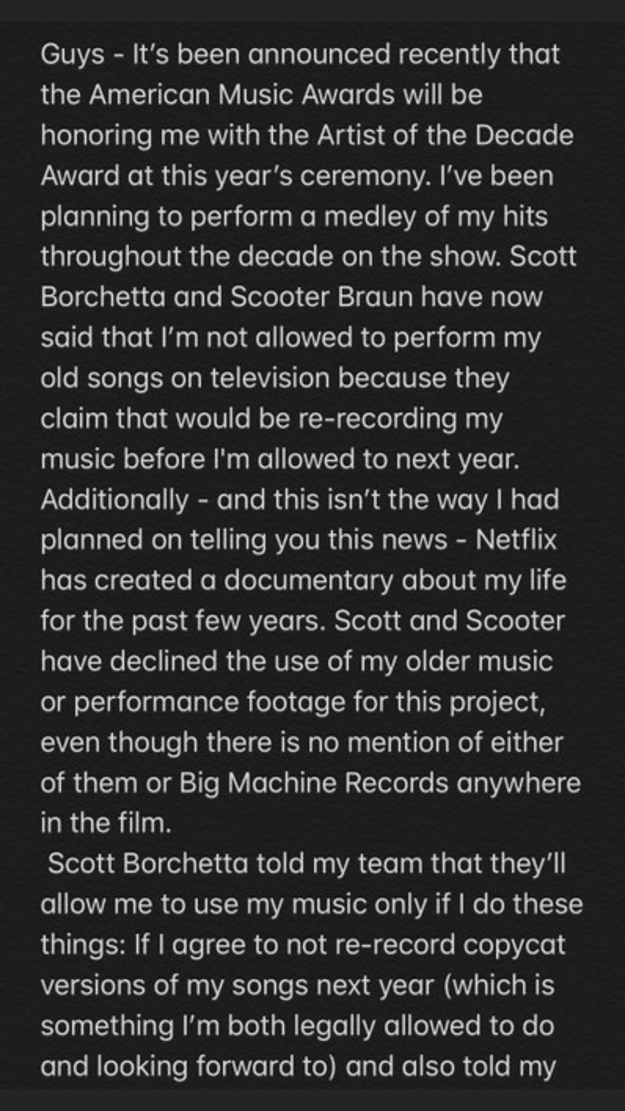 "Scott Borchetta y Scooter Braun ahora han dicho que 
<b><a href="https://www.univision.com/famosos/taylor-swift-ya-puede-reirse-de-los-ataques-que-recibio-de-kim-kardashian-y-kanye-west-fotos" target="_blank">no tengo permitido</a> </b>interpretar mis antiguas canciones en televisión porque alegan que será como regrabar mi música antes de que me esté permitido el año que viene", escribió la cantante.
<br>