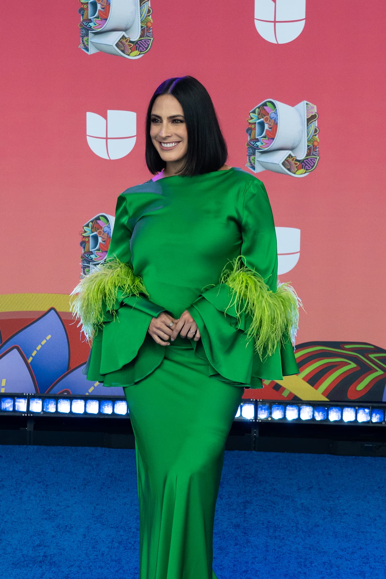 Valeria Marín, la esposa de Julián Gil, llegó con un color llamativo.