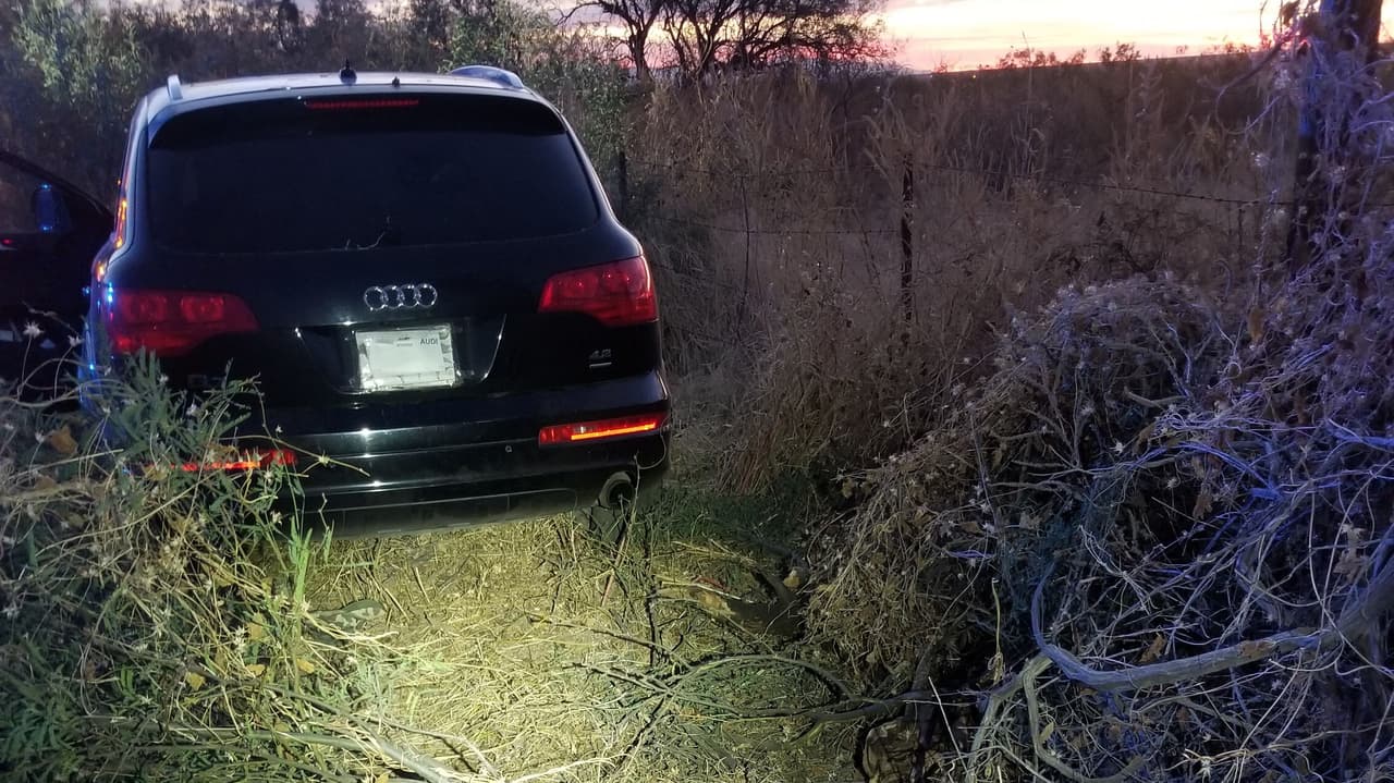 La camioneta Audi terminó fuera de la carretera, los ocupantes corrieron hacia el desierto.