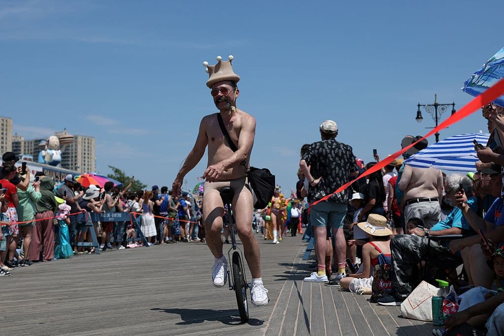 Durante el Desfile de Sirenas en Coney Island también hubo grupos de participantes que incluyeron actos de malabarismo y demostraciones como la de este apasionado del uniciclo.