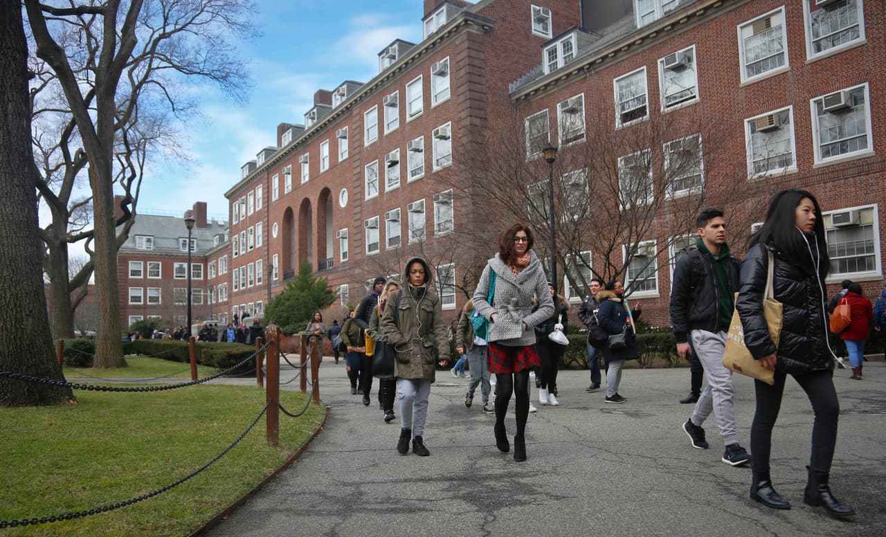 <b>Crea un plan B</b>
<br>
<br>Ser rechazado por la universidad que fue la primera opción es una experiencia dura, pero común para los estudiantes. El optimismo y el afecto pueden ayudar a aliviar el dolor del rechazo. Incentiva a tu hijo a avanzar y comenzar a buscar una segunda mejor opción.