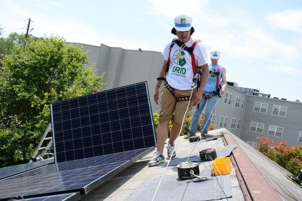 El dispositivo en forma de yo-yo, atornillado a la parte superior del techo, detiene el cable si cae algún trabajador.