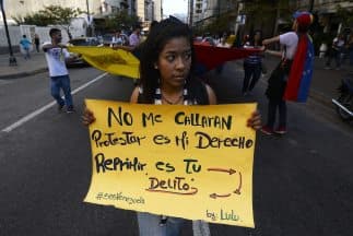 Una mujer protesta en contra del presidente Nicolás Maduro en una marcha de abril de 2014.