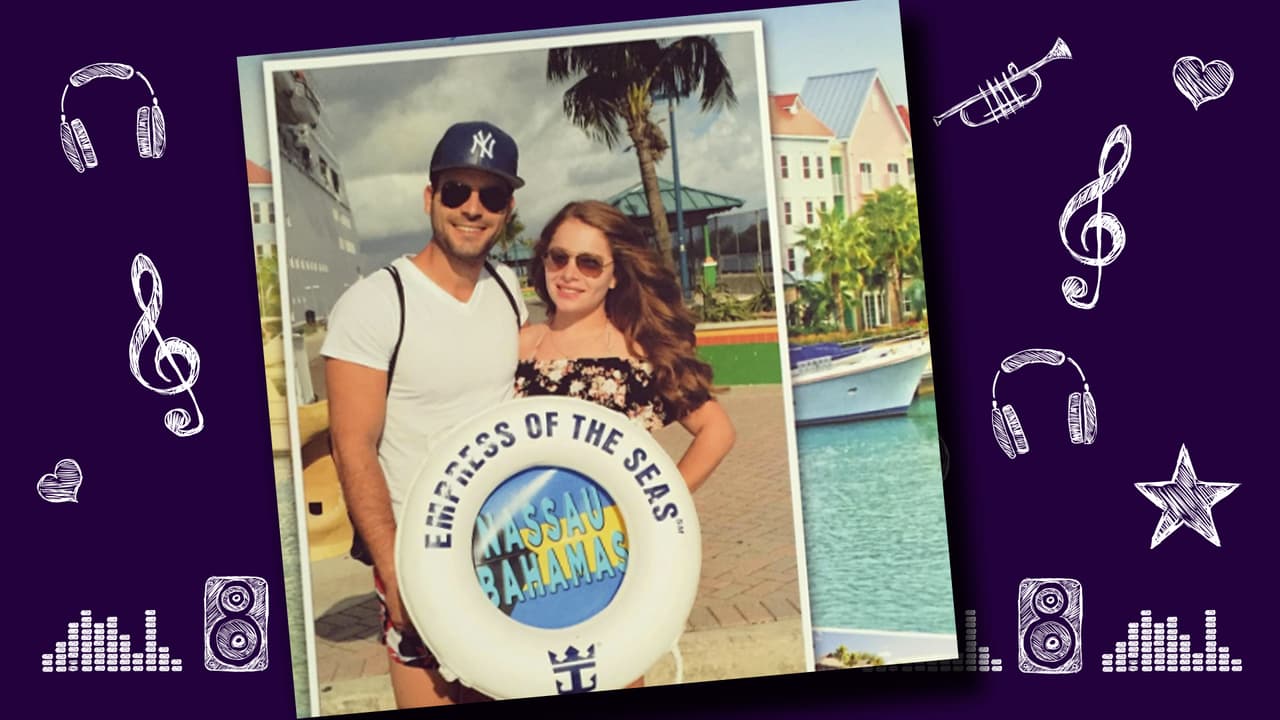 Adrián y Sandra se conocieron durante las grabaciones de la telenovela Rosario en 2013. El actor participó en el reality Protagonistas y es todo un galán. La relación de ambos es como todo un cuento de hadas. Ambos disfrutan compartir con la familia, practicar deportes extremos y mantenerse en forma. Adrián apoya 100 por ciento a Sandra en esta nueva aventura musical. Esta parejita y nos encanta y esperamos duren mucho tiempo.