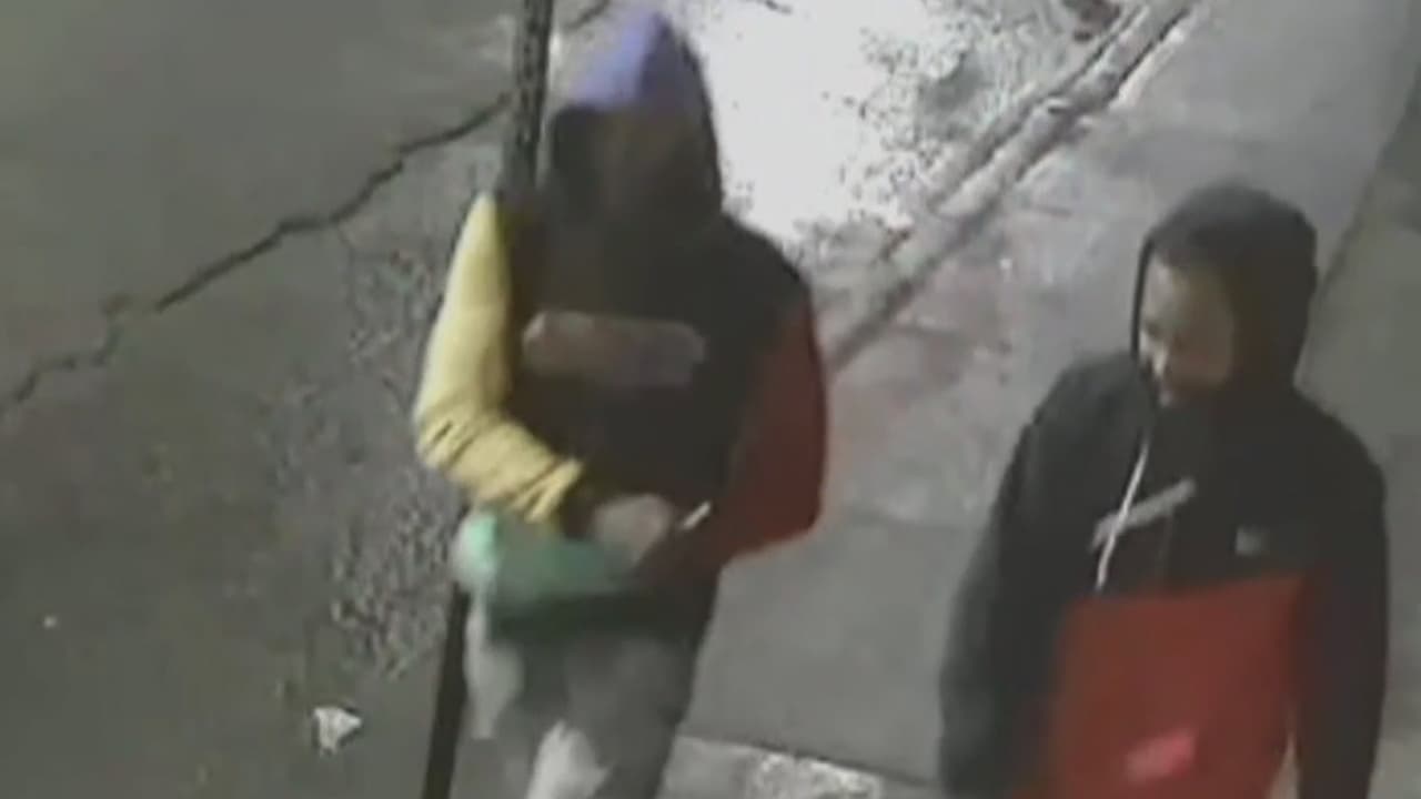 ¿Los has visto? Buscan a dos sospechosos de violar a una mujer en un callejón de Brooklyn