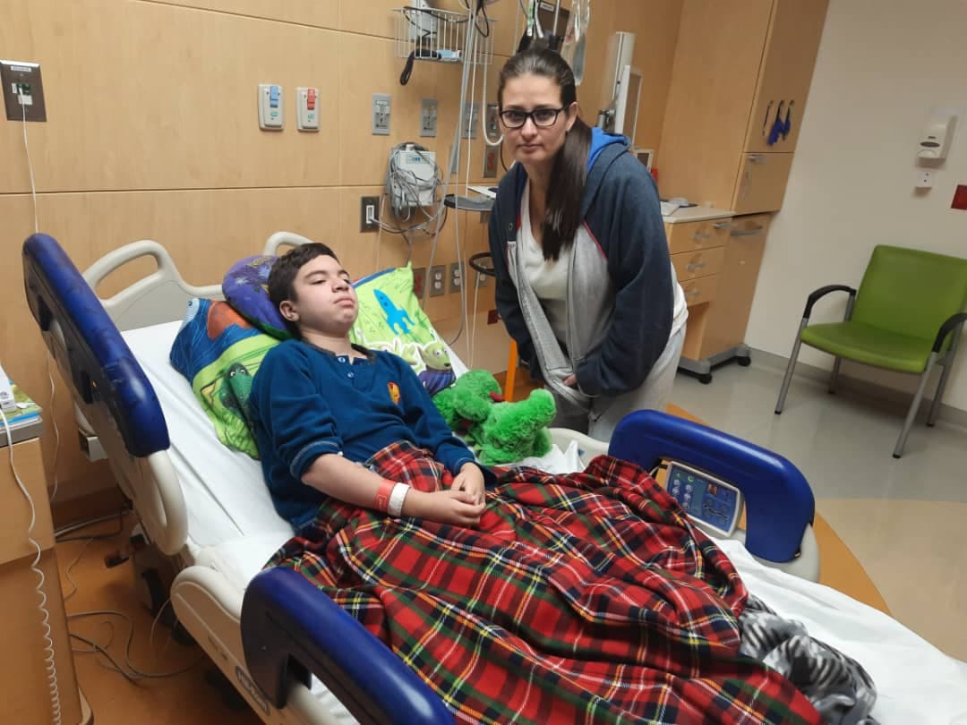 Fue entonces que ambos padres decidieron buscar ayuda médica en Estados Unidos y, aunque la hallaron en Miami,
<a href="https://www.univision.com/temas/florida">Florida</a>,
<b>solo le autorizaron la visa al niño y no a ellos.</b> Ante este contexto, María le pidió a su hermana Khelly que viajara con él, aprovechando que ella cuenta con la autorización necesaria.
<br>