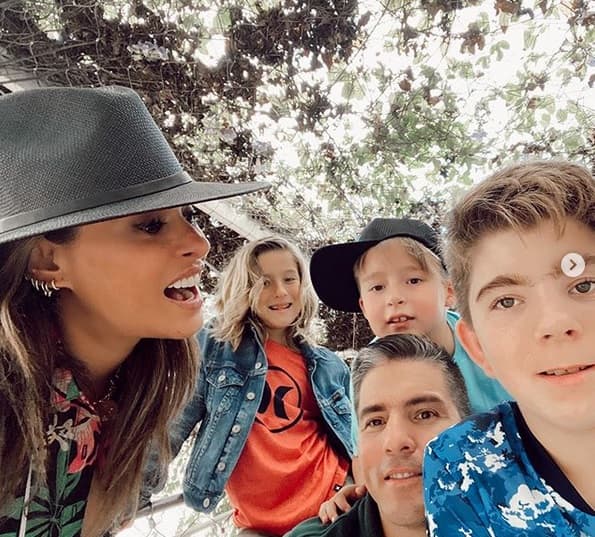 Pero fue en medio de estas anécdotas cuando ella y sus compañeros debatieron que ahora los hijos suelen cuestionar las acciones de sus padres en cuanto a sus formas de educarlos.
<br>