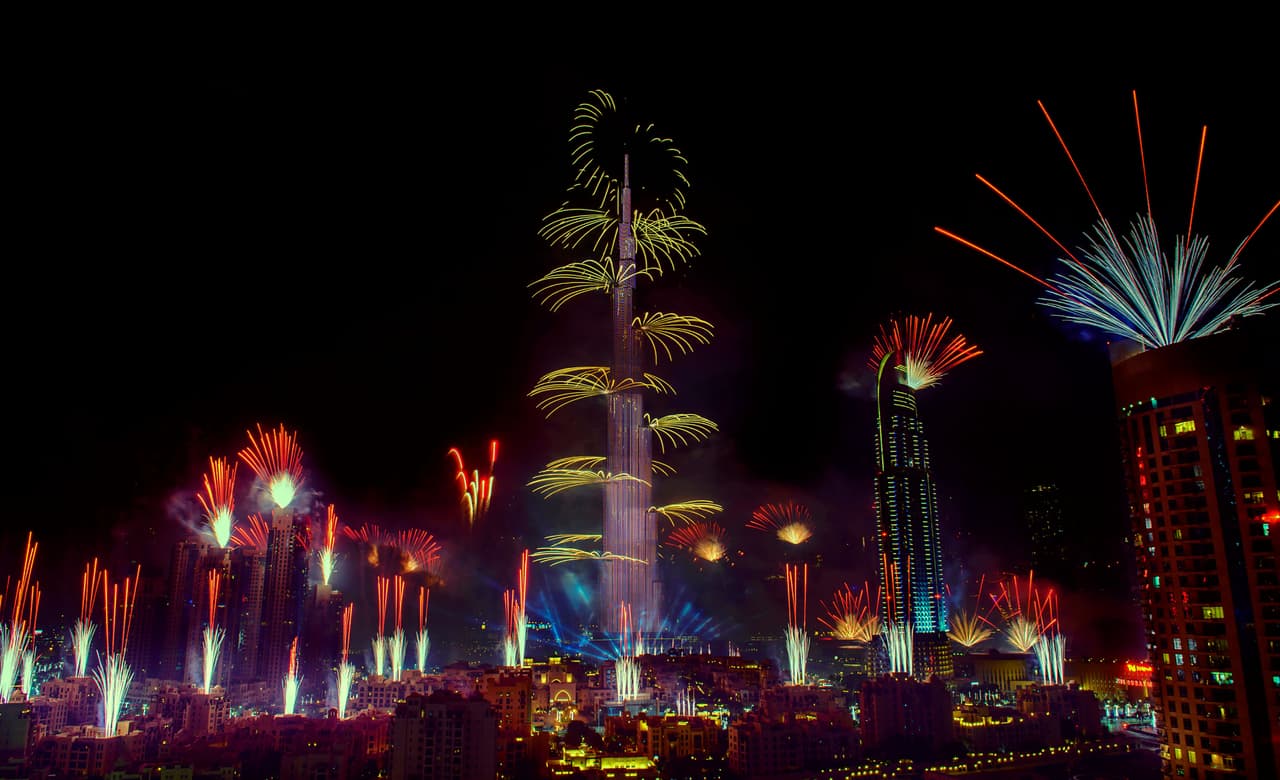<b>Dubai</b>
<br>
<br>El impresionante espectáculo de fuegos artificiales en el edificio Burj Khalifa, el más alto del mundo, hasta ahora 
<a href="https://www.visitdubai.com/en/whats-on/dubai-events-calendar/new-year-in-dubai"><u>no se ha suspendido</u></a>. Sin embargo, las autoridades determinaron que para poder asistir a la celebración es necesario hacer un registro en el que se recibirá un código QR individual, la única forma de acceder al espectáculo.
<br>