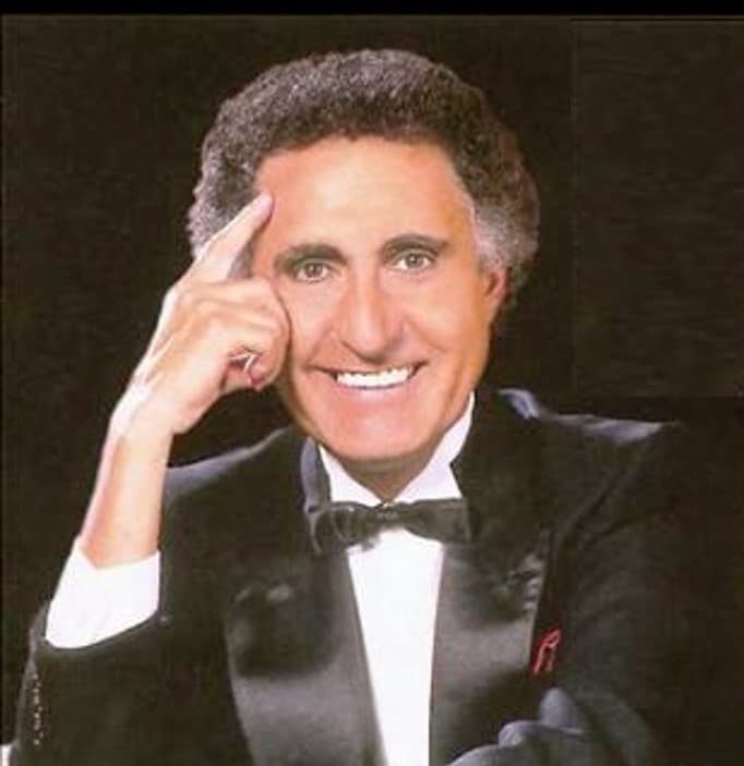 Jovial, elegante, un caballero de sonrisa franca: así era Víctor Yturbe, 'El Pirulí', uno de los baladistas mexicanos más famosos de la década de 1970 y 1980, que fue asesinado en su hogar el 29 de noviembre de 1987 y su muerte es un misterio sin resolver.