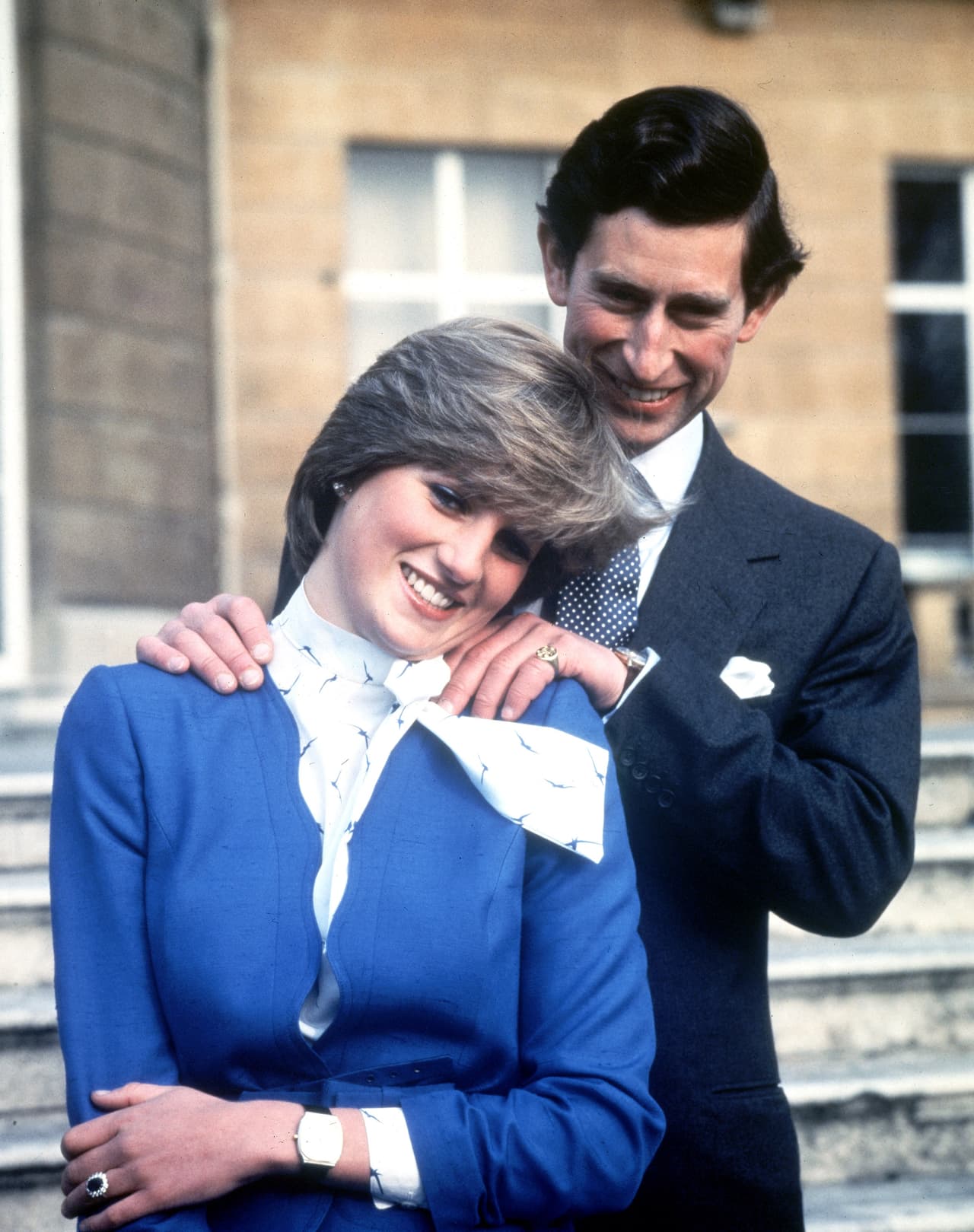 El Príncipe Gales y Diana Spencer posan con el anillo de compromiso el 24 de febrero de 1981. La pareja se había conocido en 1977 en un encuentro en Althorp House, residencia 
<b>de la familia de la futura princesa de Gales.</b> En ese entonces Carlos se encontraba en una relación con la hermana mayor de Diana, Sarah. Tras terminar aquel noviazgo, en 1980 Diana y Carlos fueron vistos juntos en el castillo de Balmoral, Escocia, propiedad vacacional de la familia real. Allí se reveló el secreto de su relación.