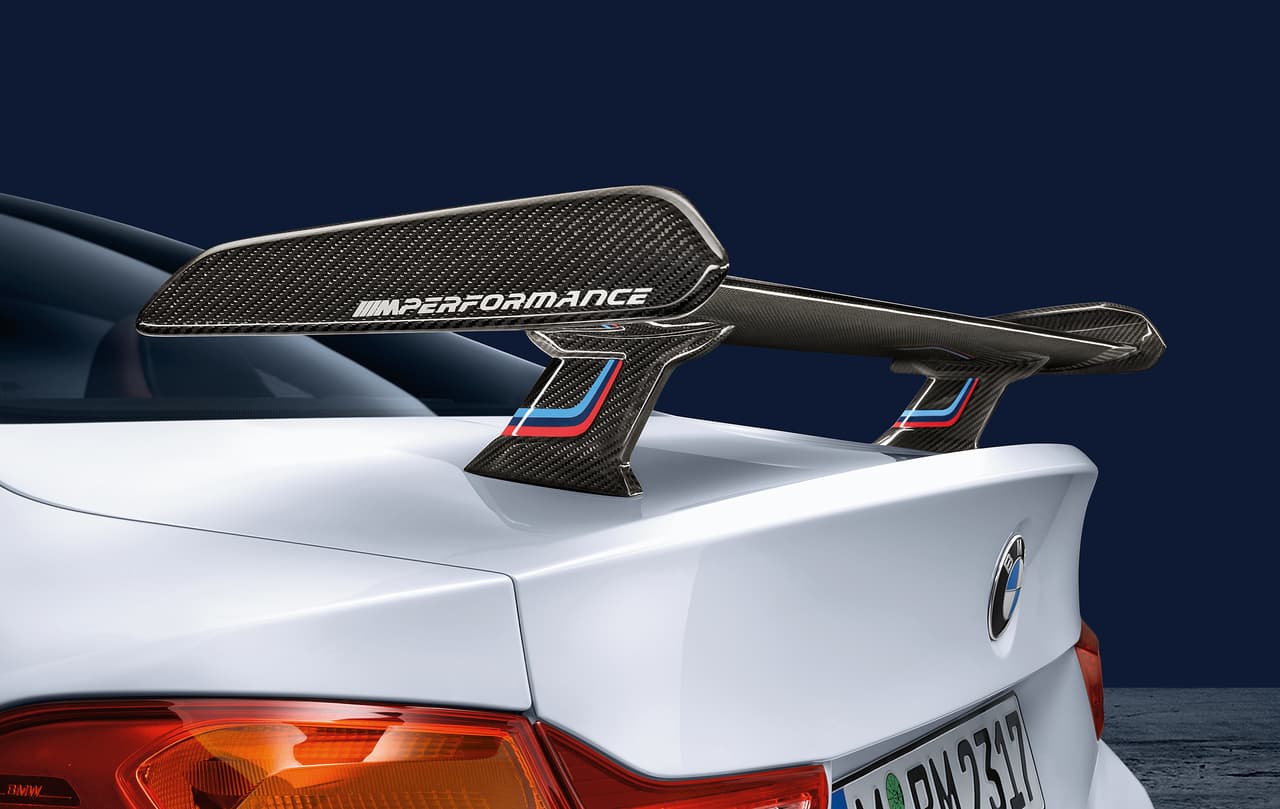 Aquí, un detalle del borde del alerón trasero que se ofrecerá para el BMW M3 como parte del kit aerodinámico de M Performance. Lógicamente, el spoiler está hecho en fibra de carbono, y lleva las líneas distintivas de la división M.