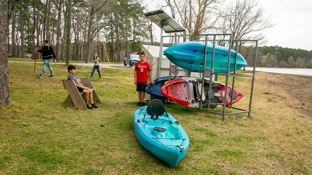 Disfruta de actividades acuáticas en el lago Raven que cuenta con 210 acres.