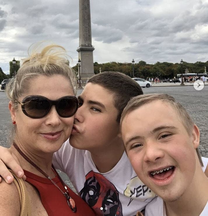 Dijo que Luciano y Carlo son conscientes de la situación por la que atraviesan y ya les adelantó que no habrá vacaciones ni tampoco les comprará artículos con un alto costo como en algún momento ocurrió con Collado,
<b><a href="https://www.univision.com/famosos/lety-calderon-lo-tildo-de-infiel-pero-yadhira-carrillo-lo-nego-todo-y-conto-que-se-caso-con-juan-collado-en-prision-fotos" target="_blank">casado actualmente con Yadhira Carrillo. </a></b>
<br>