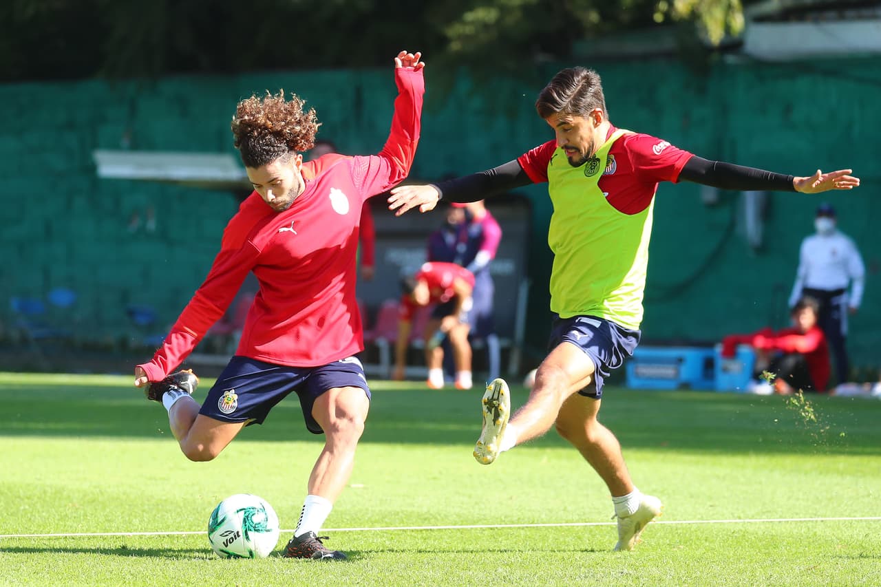Las Chivas del Guadalajara se preparan con fuertes entrenamientos en Verde Valle para su primera fecha del torneo Guard1anes 2021, que será este viernes a las 19:30 ante el equipo de Puebla en el Estadio Cuauhtémoc.