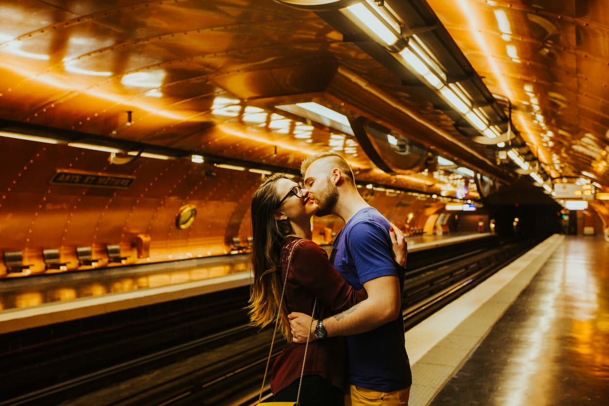 6. Trincar (Honduras y Guatemala)
<br>Un inocente besito apasionado en Centroamérica es más bien el acto sexual completo en Perú, Uruguay, Argentina y España. En México es una barra (porra) deportiva, y en Puerto Rico es flexionar para lucir musculoso.
<br>