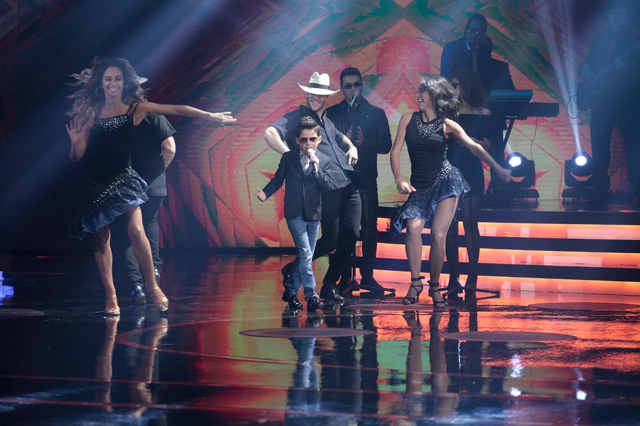 Kevin entró al escenario presumiendo un increíble look que incluía unos lentes oscuros, un saco y unos jeans.