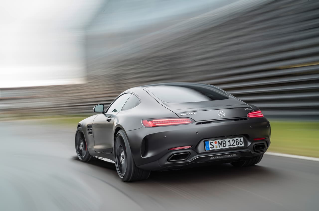 El Mercedes-AMG GT C Coupe cuenta con un 
<b>diferencial de deslizamiento limitado controlado electrónicamente</b> que logra una gran diferencia en el comportamiento dinámico del vehículo mejorando la tracción en las ruedas traseras y posibilitando aumentar la velocidad en las curvas con seguridad.