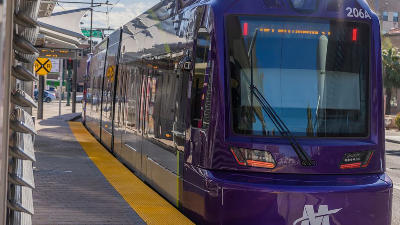 <b>¿Cómo llegar al concierto en transporte público?</b>
<br>Valley Metro Rail ofrece viajes gratuitos desde y hacia el centro de la ciudad cuando hay evento programado en el Footprint Center, tan sólo presentando tu boleto al concierto.