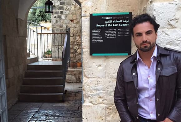 Explorando Jerusalén, Gabriel dio con el lugar en donde ocurrió la última cena de Jesús con los 12 apóstoles.