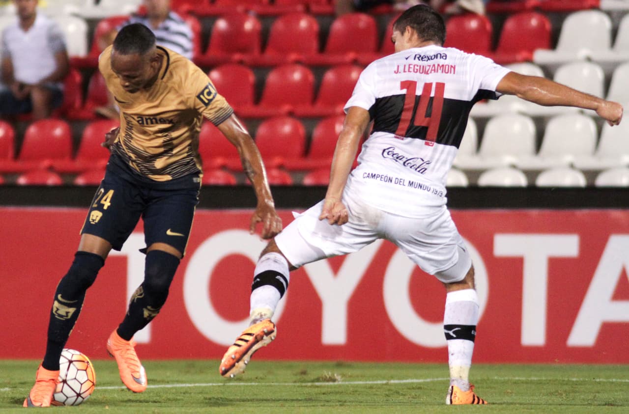 Luis Quiñones llegó en 2016 a Pumas, siendo el primer colombiano en militar en este club. Ayudó al equipo a ser el segundo mejor en la fase de grupos en la Copa Libertadores, pero se quedarían por fuera en cuartos de final.