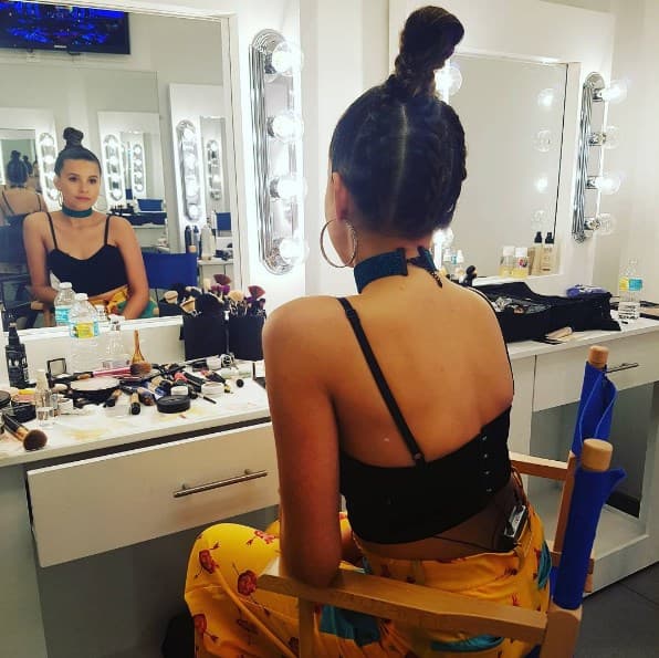 Este chongo alto con trenza le da una pincelada atrevida y moderna al peinado de la capitana de
<b><a href="http://www.univision.com/shows/pequenos-gigantes#rel" target="_blank">Pequeños Gigantes USA</a></b>.