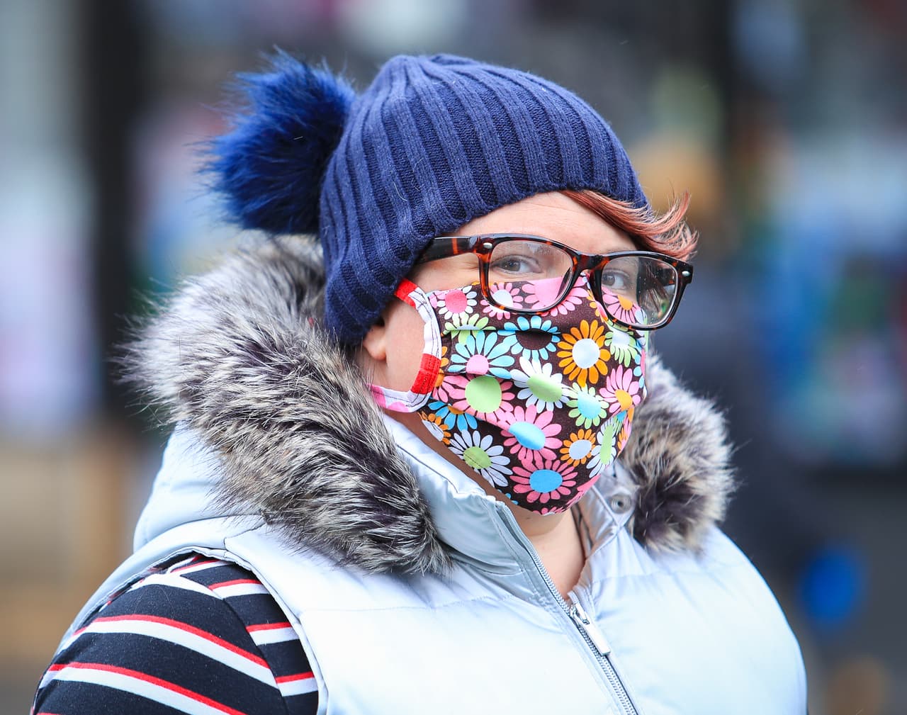 Mujer usa una mascarilla de flores