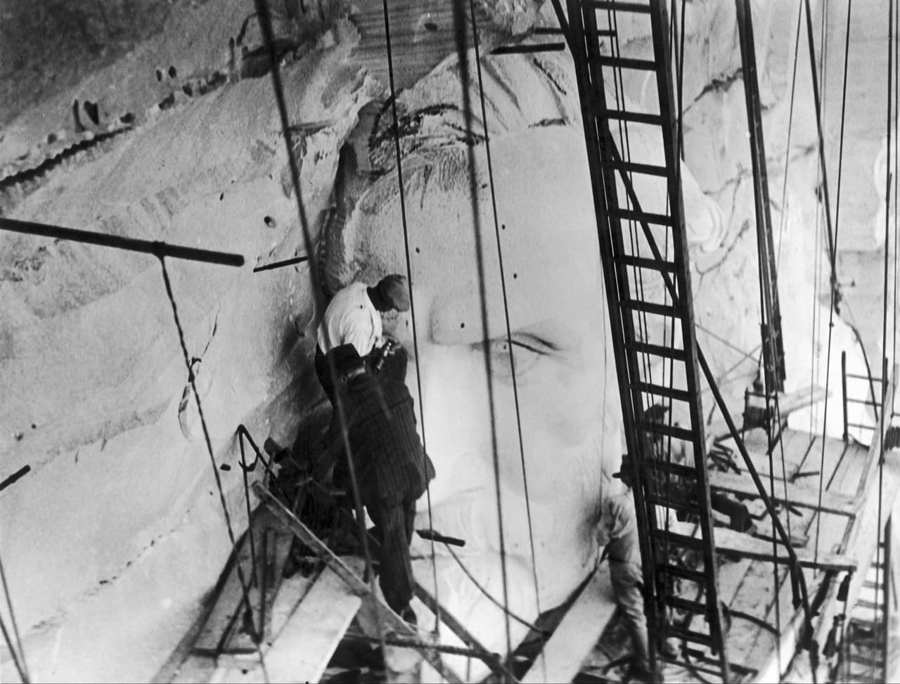 Los Hermanos Venable, dueños de las tierras, concedieron la cara norte de la montaña a la organización Hijas Unidas de la Confederación. Esta asociación fue fundada a finales del siglo XIX y se encargaba de promover el movimiento confederado después de la guerra a través de la construcción de monumentos a soldados. Luego de varias interrupciones y diferentes escultores, la talla se consideró completa en 1972.