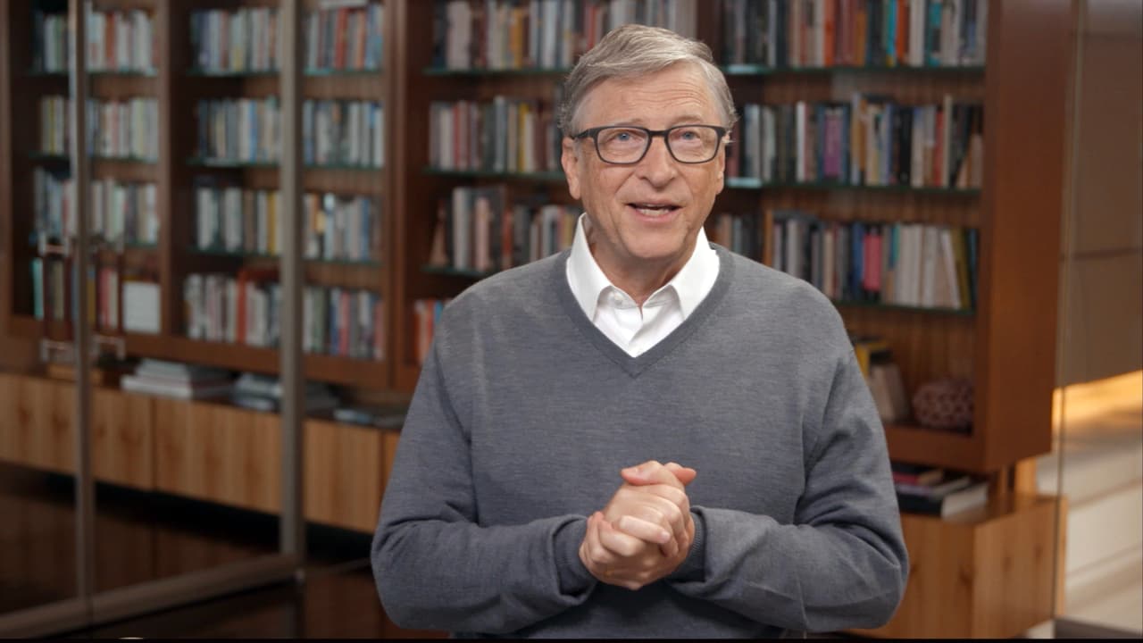 <b>Bill Gates</b>, fundador de Microsoft y filántropo. Su fortuna se incrementó en $11,500 millones desde que comenzó la pandemia. Su fundación es una de las que más ha donado recursos para el
<a href="https://www.univision.com/noticias/salud/los-25-heroes-mas-importantes-de-la-lucha-contra-el-coronavirus-fotos-fotos"><u>desarrollo de una vacuna contra el coronavirus</u></a>. Su patrimonio neto total es de 124,000 millones de dólares,
<a href="https://www.univision.com/noticias/dinero/en-fotos-las-15-personas-con-mas-dinero-en-el-mundo-segun-bloomberg-fotos">según el indice de Bloomberg en tiempo real</a>.