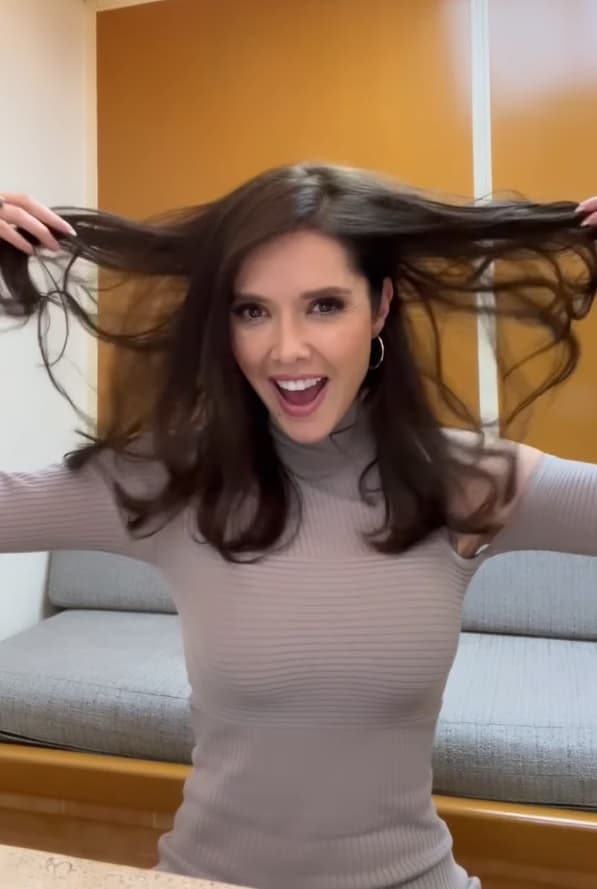 En su cuenta de Facebook, la también empresaria publicó un video en el que habló emocionada del nuevo aspecto de su cabellera.
<br>