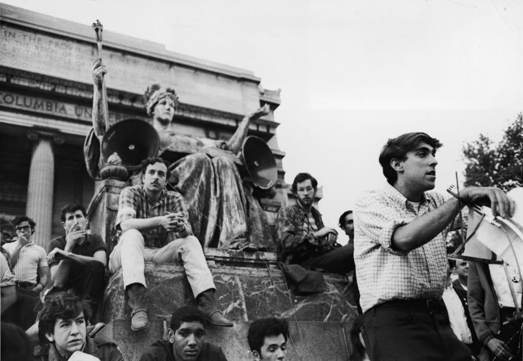 El activista Mark Rudd habla a los estudiantes de la Universidad de Columbia el 3 de mayo de 1968, en una protesta contra la guerra de Vietnam.