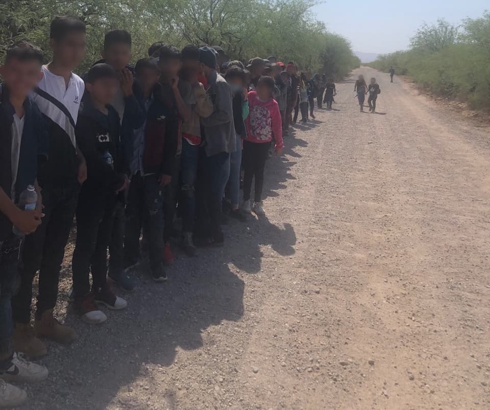 Junio 30 - En menos de 24 horas, 90 migrantes se entregaron cerca de la Estación Three Points. Más de la mitad son de Guatemala.