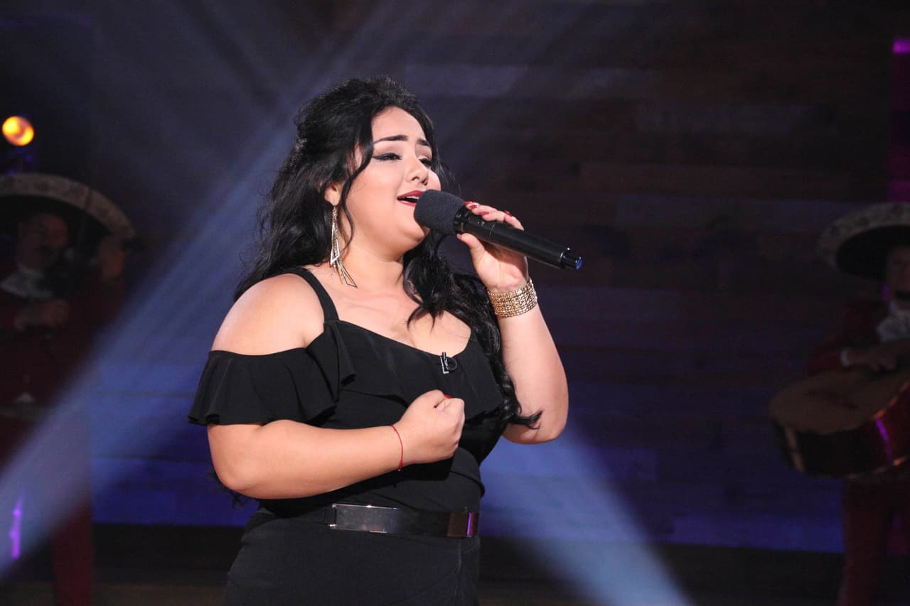 <b>Semana 4:</b> En La Reina de la Canción se llevó a cabo una celebración para todas las madres en su día, con canciones llenas de sentimiento. 
<b><a href="http://www.univision.com/shows/la-reina-de-la-cancion/sandra-padilla-logro-dominar-sus-emociones-cuando-canto-madrecita-querida-video">A Sandra le tocó interpretar 'Madrecita querida'</a></b>.