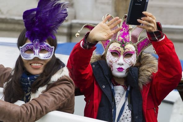 Pero en lo que al verdadero Carnaval de Venecia se refiere, este evento ya inició en la ciudad italiana con el tema "La Naturaleza Fantástica" que se manifiesta en espectáculos de bailes, música, performance, cine y exposiciones pictóricas.