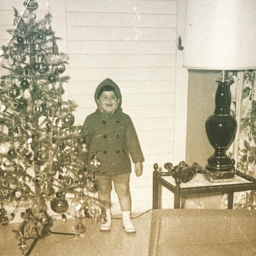 En esta otra, observamos a un Raúl de Molina de 3 años esperando entusiasmado, la llegada de la Navidad.