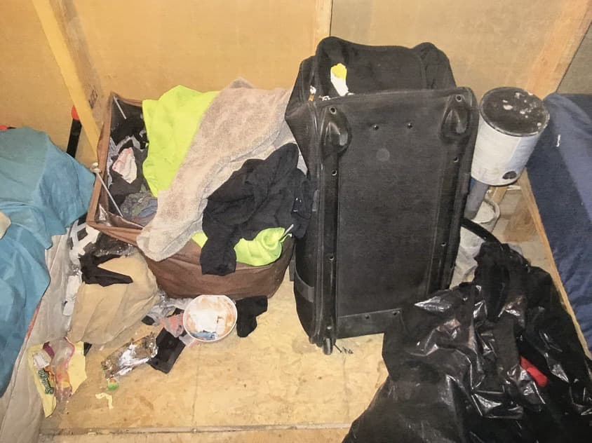 La maleta de uno de los empleados quedó en medio de ropa sucia y una bolsa negra para la basura.