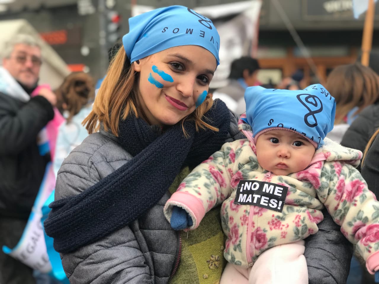 Pero no todas las jóvenes piensan igual. Yo escuché el corazón de mi bebé a las siete semanas de gestación y ellos proponen que hasta las 14 semanas se pueda abortar", dice Malena (20) con lágrimas en los ojos. "Cuando escuché a mi bebé, supe que era otro corazón aparte que latía adentro mío. Por eso no tiene derecho a destruir otra vida. ¡Qué se hagan cargo de sus responsabilidades, porque el bebé no tienen la culpa!".