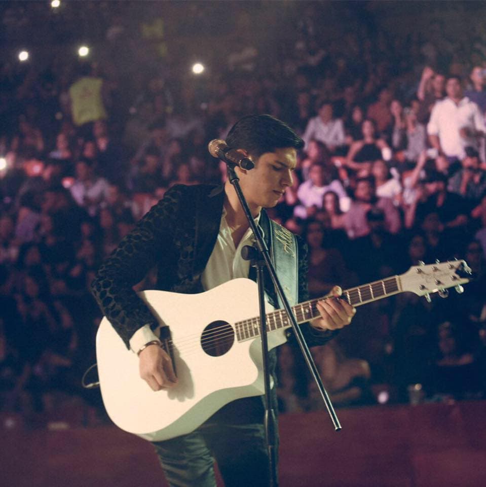 En sus inicios, Aaron le gustaba subir a las redes sociales canciones pero en el género pop y rap. Sin embargo, con el tiempo el gusto por la música norteña lo fue atrayendo más y ahora es un ídolo del regional mexicano.