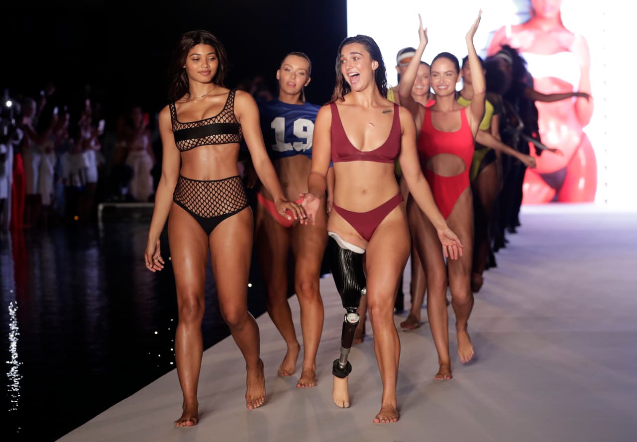 La campeona del mundo fue la encargada de hacer la caminata final y fue vitoreada por sus compañeras y por el público asistente. Es originaria de Baton Rouge, Louisiana, y aprendió a hacer snowboard a la edad de 15 años.